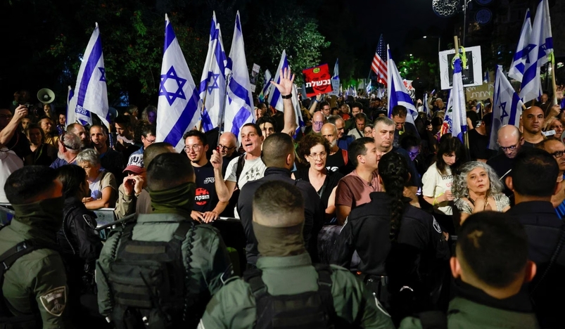 Crowds Gather Outside Netanyahu's Residence Amid Escalating Anger